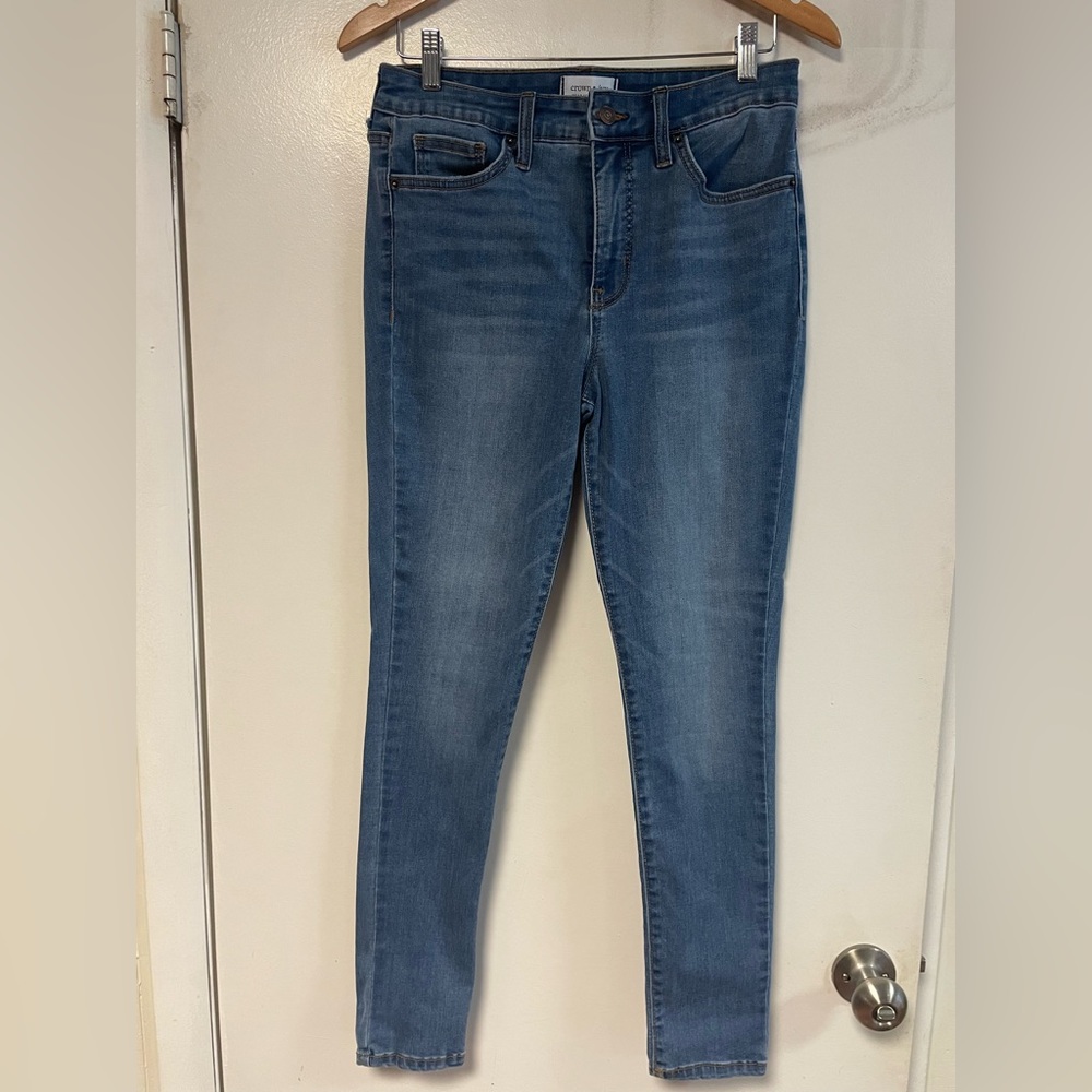 NWOT Crown & Ivy High Rose Skinny Jeans. Size 6.